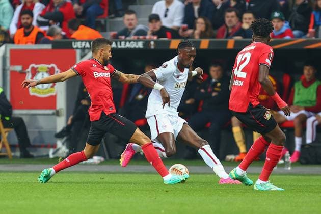 Tammy Abraham (AS Roma) im Zweikampf, Aktion, mit Kerem Demirbay (Bayer 04 Leverkusen) und Edmond Tapsoba (Bayer 04 Leverkusen) Bayer 04 Leverkusen vs. AS Roma, Fussball, Europaleague, Halbfinale, Rueckspiel, Spielzeit 2022 2023, 18.05.2023 Foto: kolbert-press Ant Palmer Leverkusen NRW Deutschland