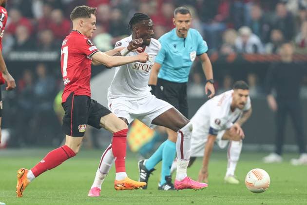 Germany, Leverkusen, 18.05.2023, BayArena, Bayer 04 Leverkusen - AS Rom - Uefa Europa Leaque, Florian Wirtz (Bayer 04 Leverkusen) und Tammy Abraham (AS Rom) battle for the ball Leverkusen BayArena North Rhine-Westfalia Germany