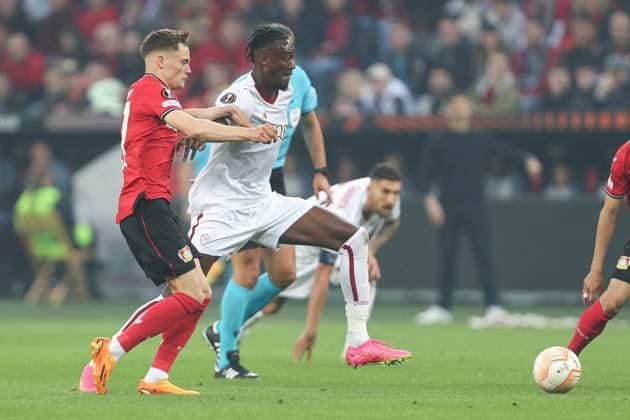 Germany, Leverkusen, 18.05.2023, BayArena, Bayer 04 Leverkusen - AS Rom - Uefa Europa Leaque, Florian Wirtz (Bayer 04 Leverkusen) und Tammy Abraham (AS Rom) battle for the ball Leverkusen BayArena North Rhine-Westfalia Germany