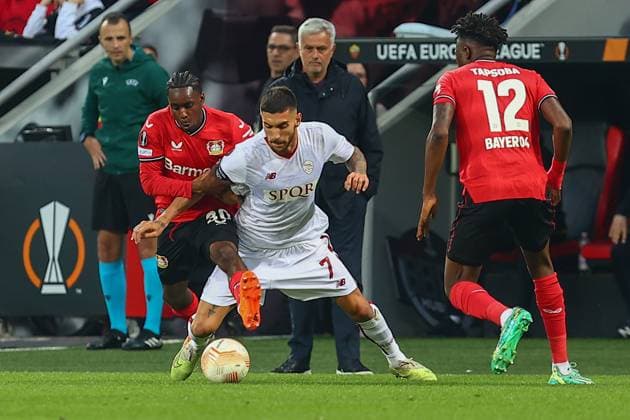 Foul an Lorenzo Pellegrini (AS Roma) von Jeremie Frimpong (Bayer 04 Leverkusen) Bayer 04 Leverkusen vs. AS Roma, Fussball, Europaleague, Halbfinale, Rueckspiel, Spielzeit 2022 2023, 18.05.2023 Foto: kolbert-press Ant Palmer Leverkusen NRW Deutschland