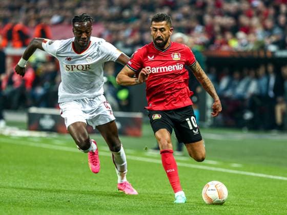Kerem Demirbay (Bayer 04 Leverkusen, 10) im Zweikampf gegen Tammy Abraham (AS Rom, 09, GER, Bayer 04 Leverkusen vs. AS Rom, UEFA Europa League 2022 23, Halbfinale - Rückspiel, 18.05.2023, GER, Bayer 04 Leverkusen vs. AS Rom, UEFA Europa League 2022 23, Halbfinale - Rückspiel, 18.05.2023, Foto: Eibner-Pressefoto Gabriel Boia Leverkusen Copyright: xGabrielxBoiax EP_EER