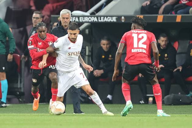Germany, Leverkusen, 18.05.2023, BayArena, Bayer 04 Leverkusen - AS Rom - Uefa Europa Leaque, Jeremie Frimpong (Bayer 04 Leverkusen) und Lorenzo Pellegrini (AS Rom) battle for the ball Leverkusen BayArena North Rhine-Westfalia Germany