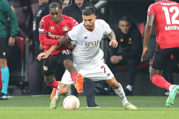Germany, Leverkusen, 18.05.2023, BayArena, Bayer 04 Leverkusen - AS Rom - Uefa Europa Leaque, Jeremie Frimpong (Bayer 04 Leverkusen) und Lorenzo Pellegrini (AS Rom) battle for the ball Leverkusen BayArena North Rhine-Westfalia Germany