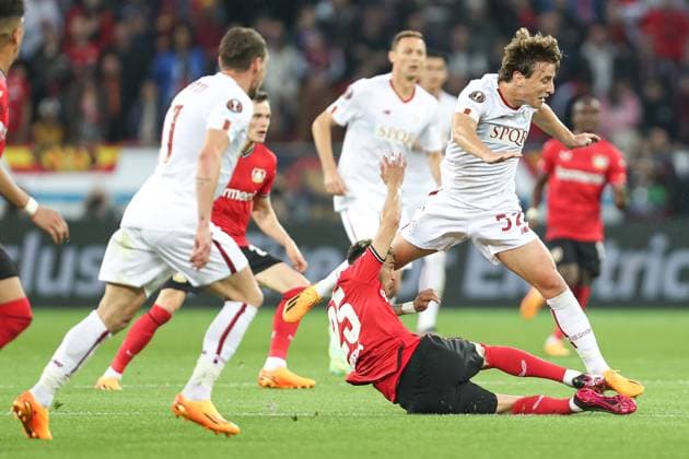 Germany, Leverkusen, 18.05.2023, BayArena, Bayer 04 Leverkusen - AS Rom - Uefa Europa Leaque, Exequiel Palacios (Bayer 04 Leverkusen) und Edoardo Bove (AS Rom) battle for the ball Leverkusen BayArena North Rhine-Westfalia Germany