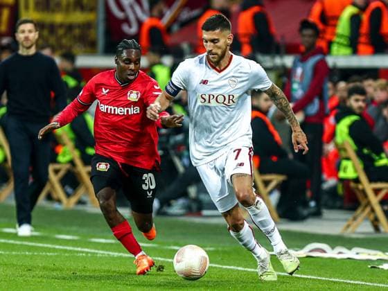 Lorenzo Pellegrini (AS Rom, 07) im Zweikampf gegen Jeremie Frimpong (Bayer 04 Leverkusen, 30), GER, Bayer 04 Leverkusen vs. AS Rom, UEFA Europa League 2022 23, Halbfinale - Rückspiel, 18.05.2023, GER, Bayer 04 Leverkusen vs. AS Rom, UEFA Europa League 2022 23, Halbfinale - Rückspiel, 18.05.2023, Foto: Eibner-Pressefoto Gabriel Boia Leverkusen Copyright: xGabrielxBoiax EP_EER