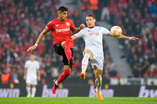 Fußball: Europa League, Saison 2022 2023, Halbfinale, Bayer 04 Leverkusen - AS Rom am 18.05.2023 in Leverkusen (Nordrhein-Westfalen). Leverkusen s Piero Hincapie im Zweikampf mit Rom™s Lorenzo Pellegrini Copyright: xChristopherxNeundorfx xKirchnerxMediax