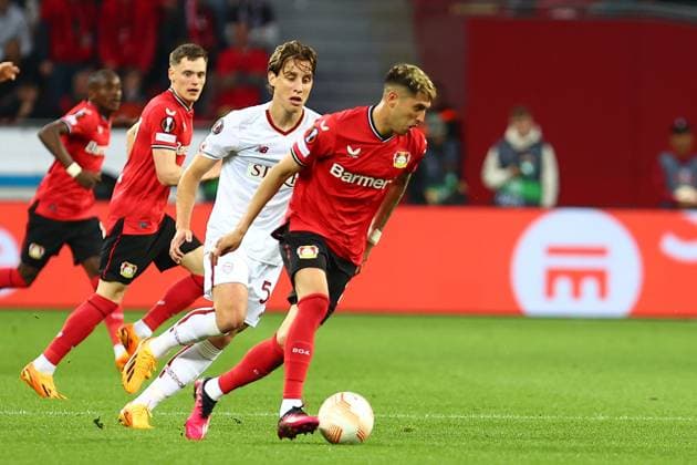 Exequiel Palacios (Bayer 04 Leverkusen) im Zweikampf, Aktion, mit Edoardo Bove (AS Roma) Bayer 04 Leverkusen vs. AS Roma, Fussball, Europaleague, Halbfinale, Rueckspiel, Spielzeit 2022 2023, 18.05.2023 Foto: kolbert-press Ant Palmer Leverkusen NRW Deutschland