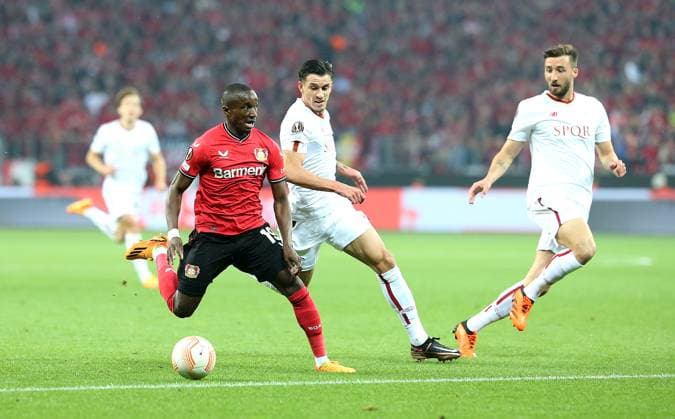 18.05.2023, Fussball UEFA Europa League 2022 2023, Halbfinale, Bayer 04 Leverkusen - AS Roma, in der BayArena Leverkusen (L-R) Moussa Diaby (Bayer Leverkusen) gegen Roger Ibanez (AS Rom)