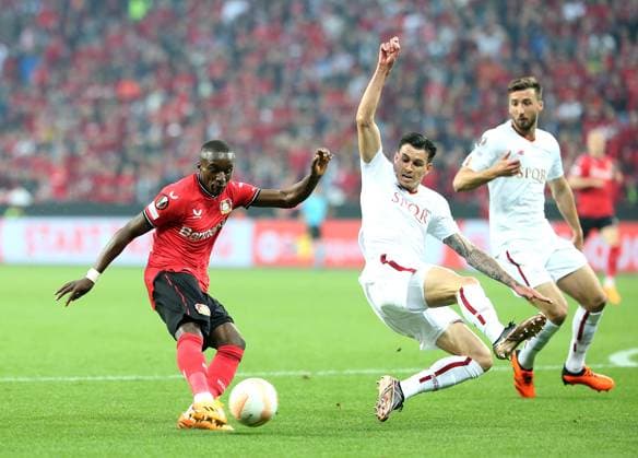 18.05.2023, Fussball UEFA Europa League 2022 2023, Halbfinale, Bayer 04 Leverkusen - AS Roma, in der BayArena Leverkusen (L-R) Moussa Diaby (Bayer Leverkusen) gegen Roger Ibanez (AS Rom)