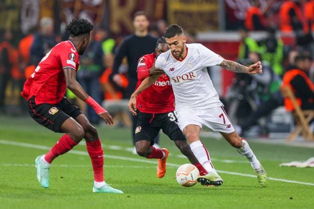 18.05.2023, Fussball, Saison 2022 2023, UEFA Europa League, Halbfinale, UEL, Bayer 04 Leverkusen - AS Rom, v. l. Jeremie Frimpong (Bayer 04 Leverkusen), Lorenzo Pellegrini (AS Rom), Leverkusen BayArena NRW Deutschland xRHR-FOTO DEx Copyright: RHR-FOTO DennisxEwertx RHR-FOTO DE