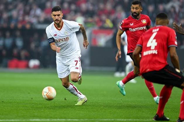 GER, Europa League, Halbfinale, Bayer 04 Leverkusen - AS Rom 18.05.2023, BayArena , Leverkusen , GER, Europa League, Halbfinale, Bayer 04 Leverkusen - AS Rom im Bild picture shows Lorenzo Pellegrini (AS Rom 7) läuft mit dem Ball am Fuß.