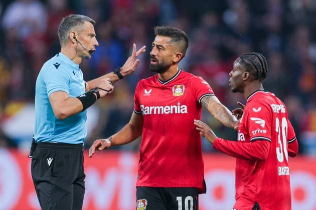18.05.2023, Fussball, Saison 2022 2023, UEFA Europa League, Halbfinale, UEL, Bayer 04 Leverkusen - AS Rom, v. l. Schiedsrichter Slavko Vincic (SVN), Kerem Demirbay (Bayer 04 Leverkusen), Jeremie Frimpong (Bayer 04 Leverkusen), Leverkusen BayArena NRW Deutschland xRHR-FOTO DEx Copyright: RHR-FOTO DennisxEwertx RHR-FOTO DE