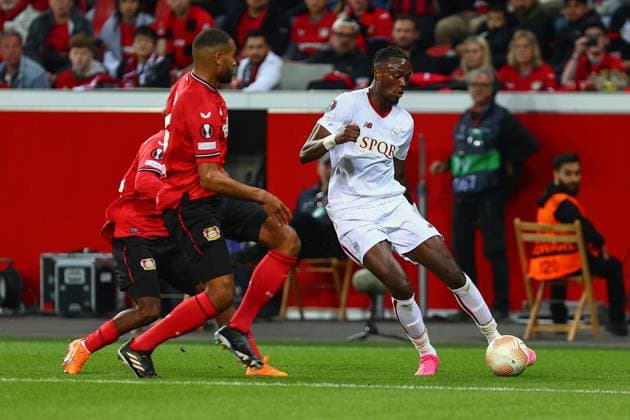 Flanke von Tammy Abraham (AS Roma) Bayer 04 Leverkusen vs. AS Roma, Fussball, Europaleague, Halbfinale, Rueckspiel, Spielzeit 2022 2023, 18.05.2023 Foto: kolbert-press Ant Palmer Leverkusen NRW Deutschland