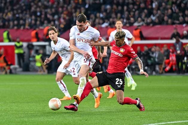 GER, Europa League, Halbfinale, Bayer 04 Leverkusen - AS Rom 18.05.2023, BayArena , Leverkusen , GER, Europa League, Halbfinale, Bayer 04 Leverkusen - AS Rom im Bild picture shows Andrea Belotti (AS Rom 11) (l) und Exequiel Palacois (Bayer Leverkusen 25) (r) kämpfen um den Ball.