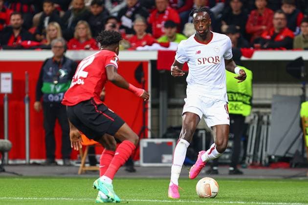 Tammy Abraham (AS Roma) im Zweikampf, Aktion, mit Edmond Tapsoba (Bayer 04 Leverkusen) Bayer 04 Leverkusen vs. AS Roma, Fussball, Europaleague, Halbfinale, Rueckspiel, Spielzeit 2022 2023, 18.05.2023 Foto: kolbert-press Ant Palmer Leverkusen NRW Deutschland