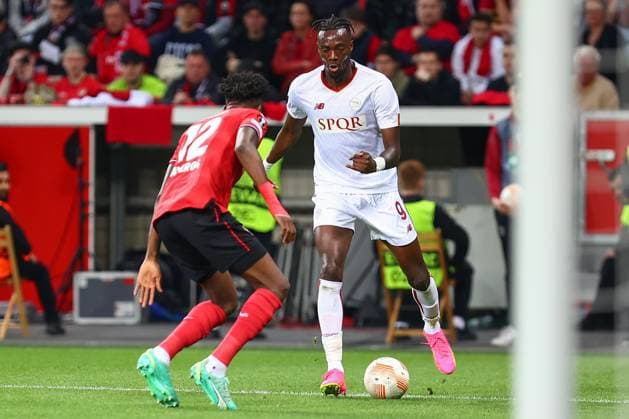 Tammy Abraham (AS Roma) im Zweikampf, Aktion, mit Edmond Tapsoba (Bayer 04 Leverkusen) Bayer 04 Leverkusen vs. AS Roma, Fussball, Europaleague, Halbfinale, Rueckspiel, Spielzeit 2022 2023, 18.05.2023 Foto: kolbert-press Ant Palmer Leverkusen NRW Deutschland
