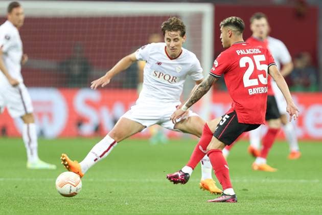 Germany, Leverkusen, 18.05.2023, BayArena, Bayer 04 Leverkusen - AS Rom - Uefa Europa Leaque, Edoardo Bove (AS Rom) und Exequiel Palacios (Bayer 04 Leverkusen) battle for the ball Leverkusen BayArena North Rhine-Westfalia Germany