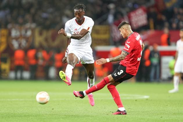 Germany, Leverkusen, 18.05.2023, BayArena, Bayer 04 Leverkusen - AS Rom - Uefa Europa Leaque, Tammy Abraham (AS Rom) und Piero Hincapie (Bayer 04 Leverkusen) battle for the ball Leverkusen BayArena North Rhine-Westfalia Germany