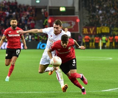 18.05.2023; Leverkusen; Fussball, Herren, Europa-League, Halbfinale, Saison 2022 2023, Bayer 04 Leverkusen vs. AS Rom Zweikampf zwischen v. li. Andrea Belotti (Rom), Piero Hincapie (Leverkusen) DFL regulations prohibit any use of photographs as image sequences and or quasi-video. BayArena NRW Deutschland