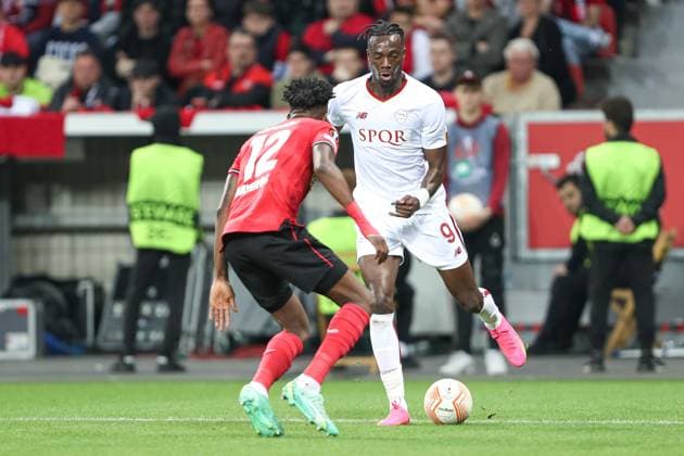 Germany, Leverkusen, 18.05.2023, BayArena, Bayer 04 Leverkusen - AS Rom - Uefa Europa Leaque, Edmond Tapsoba (Bayer 04 Leverkusen) und Tammy Abraham (AS Rom) battle for the ball Leverkusen BayArena North Rhine-Westfalia Germany