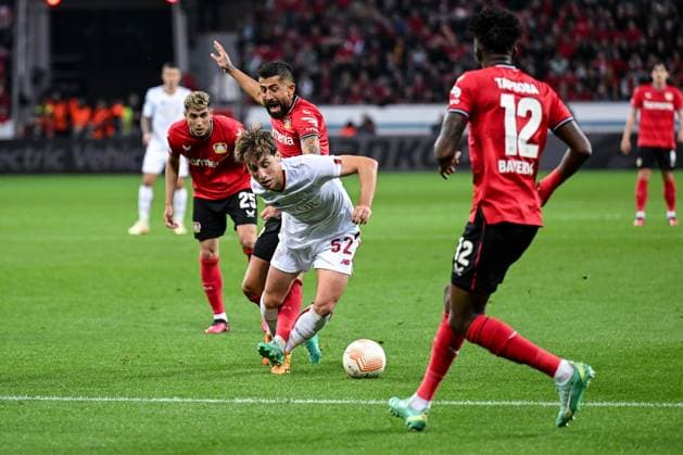 GER, Europa League, Halbfinale, Bayer 04 Leverkusen - AS Rom 18.05.2023, BayArena , Leverkusen , GER, Europa League, Halbfinale, Bayer 04 Leverkusen - AS Rom im Bild picture shows Kerem Demirbay (Bayer Leverkusen 10) (l) und Edoardo Bove (AS Rom 52) (r) kämpfen um den Ball.