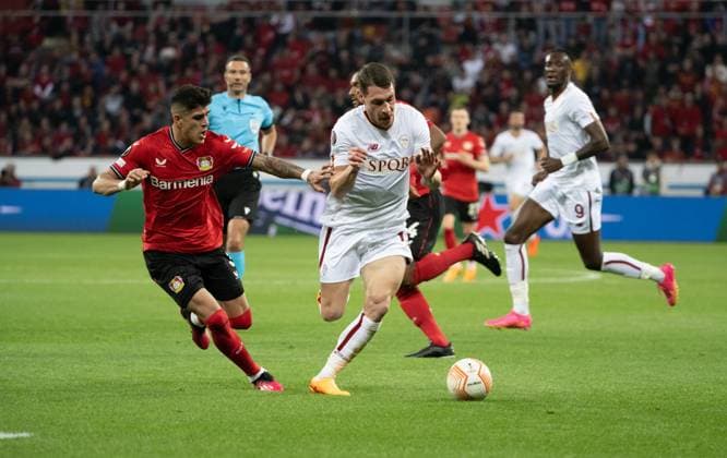 18.05.2023, xsltx, Fussball UEFA Europa League, Bayer 04 Leverkusen - AS Rom emspor, v.l. Piero Hincapie (Bayer 04 Leverkusen), Andrea Belotti (AS Rom), Tammy Abraham (AS Rom) (DFL DFB REGULATIONS PROHIBIT ANY USE OF PHOTOGRAPHS as IMAGE SEQUENCES and or QUASI-VIDEO) Leverkusen