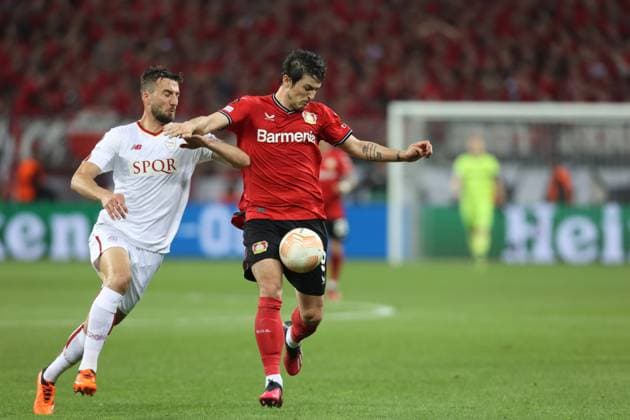 Bryan Cristante (Rom, L) und Sardar Azmoun (Bayer), UEFA Europa League Halbfinale Rückspiel, Bayer 04 Leverkusen vs AS Rom, Leverkusen, Deutschland, 18.05.2023.