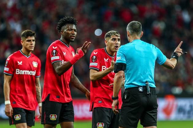 Slavko VinÄić Vincic SVN (Schiedsrichter) diskutiert mit Exequiel Palacios (Bayer 04 Leverkusen, 25), GER, Bayer 04 Leverkusen vs. AS Rom, UEFA Europa League 2022 23, Halbfinale - Rückspiel, 18.05.2023, GER, Bayer 04 Leverkusen vs. AS Rom, UEFA Europa League 2022 23, Halbfinale - Rückspiel, 18.05.2023, Foto: Eibner-Pressefoto Gabriel Boia Leverkusen Copyright: xGabrielxBoiax EP_EER