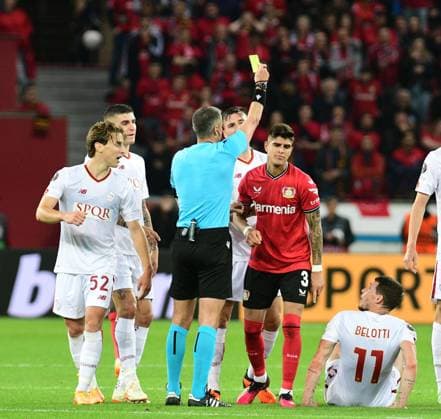 18.05.2023; Leverkusen; Fussball, Herren, Europa-League, Halbfinale, Saison 2022 2023, Bayer 04 Leverkusen vs. AS Rom Schiedsrichter Slavko Vinci zeigt Piero Hincapie (Leverkusen, 3) die gelbe Karte DFL regulations prohibit any use of photographs as image sequences and or quasi-video. BayArena NRW Deutschland