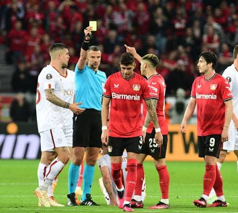 18.05.2023; Leverkusen; Fussball, Herren, Europa-League, Halbfinale, Saison 2022 2023, Bayer 04 Leverkusen vs. AS Rom Schiedsrichter Slavko Vinci zeigt Piero Hincapie (Leverkusen, 3) die gelbe Karte DFL regulations prohibit any use of photographs as image sequences and or quasi-video. BayArena NRW Deutschland