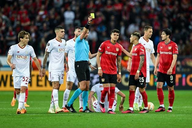 GER, Europa League, Halbfinale, Bayer 04 Leverkusen - AS Rom 18.05.2023, BayArena , Leverkusen , GER, Europa League, Halbfinale, Bayer 04 Leverkusen - AS Rom im Bild picture shows Gelbe Karte für Piero Hincapie (Bayer Leverkusen 3).