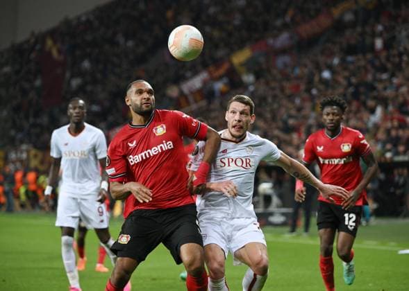 Jonathan Tah (Bayer 04 Leverkusen), li., gegen Andrea Belotti (AS Rom) 18.05.2023, Fussball Europa League, Saison 2022 23, Halbfinale Rückspiel, Bayer 04 Leverkusen - AS Rom Leverkusen BayArena Nordrhein Westfalen Deutschland