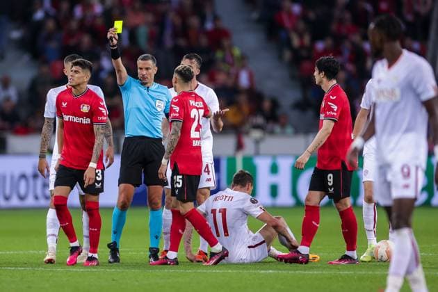 18.05.2023, Fussball, Saison 2022 2023, UEFA Europa League, Halbfinale, UEL, Bayer 04 Leverkusen - AS Rom, v. l. Piero Hincapie (Bayer 04 Leverkusen), Schiedsrichter Slavko Vincic (SVN), Leverkusen BayArena NRW Deutschland xRHR-FOTO DEx Copyright: RHR-FOTO DennisxEwertx RHR-FOTO DE