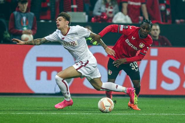 Nicola Zalewski (AS Rom, 59) im Zweikampf gegen Jeremie Frimpong (Bayer 04 Leverkusen, 30), GER, Bayer 04 Leverkusen vs. AS Rom, UEFA Europa League 2022 23, Halbfinale - Rückspiel, 18.05.2023, GER, Bayer 04 Leverkusen vs. AS Rom, UEFA Europa League 2022 23, Halbfinale - Rückspiel, 18.05.2023, Foto: Eibner-Pressefoto Gabriel Boia Leverkusen Copyright: xGabrielxBoiax EP_EER