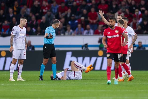 18.05.2023, Fussball, Saison 2022 2023, UEFA Europa League, Halbfinale, UEL, Bayer 04 Leverkusen - AS Rom, v. l. Gianluca Mancini (AS Rom), Schiedsrichter Slavko Vincic (SVN), Andrea Belotti (AS Rom), Leverkusen BayArena NRW Deutschland xRHR-FOTO DEx Copyright: RHR-FOTO DennisxEwertx RHR-FOTO DE