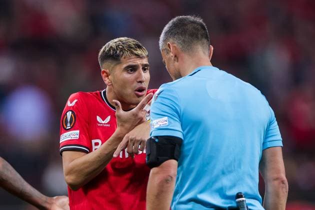 18.05.2023, Fussball, Saison 2022 2023, UEFA Europa League, Halbfinale, UEL, Bayer 04 Leverkusen - AS Rom, v. l. Exequiel Palacios (Bayer 04 Leverkusen), Schiedsrichter Slavko Vincic (SVN), Leverkusen BayArena NRW Deutschland xRHR-FOTO DEx Copyright: RHR-FOTO DennisxEwertx RHR-FOTO DE