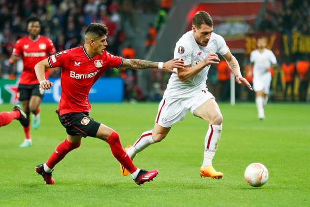 Andrea BELOTTI (AS Rom, 11), Piero HINCAPIE (Bayer 04 Leverkusen, 3), Leverkusen, Fussball UEFA Europa League Halbfinale, Bayer 04 Leverkusen - AS Rom, 18.05.2023, BayArena, Leverkusen. UEFA regulations prohibit any use of photographs as image sequences and or quasi-video Â