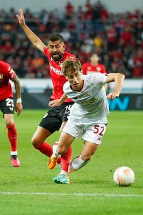 Edoardo BOVE (AS Rom, 52) vor Kerem DEMIRBAY (Bayer 04 Leverkusen, 10). Leverkusen, Fussball UEFA Europa League Halbfinale, Bayer 04 Leverkusen - AS Rom, 18.05.2023, BayArena, Leverkusen. UEFA regulations prohibit any use of photographs as image sequences and or quasi-video Â