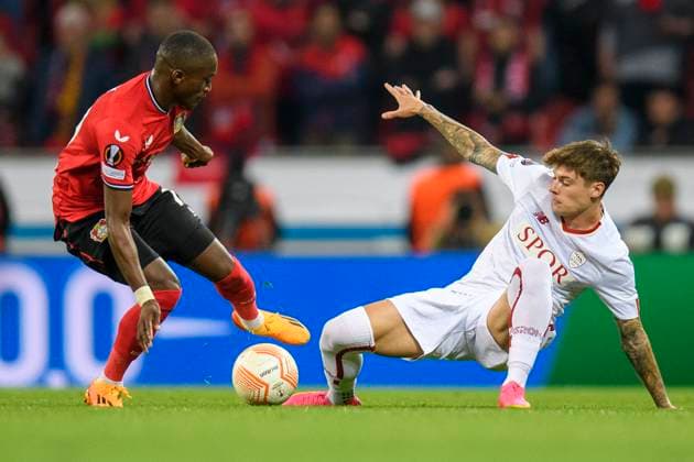 Fußball: Europa League, Saison 2022 2023, Halbfinale, Bayer 04 Leverkusen - AS Rom am 18.05.2023 in Leverkusen (Nordrhein-Westfalen). Leverkusen s Moussa Diaby im Zweikampf mit Rom™s Lorenzo Pellegrini Copyright: xChristopherxNeundorfx xKirchnerxMediax