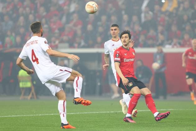 Sardar Azmoun (Bayer 04 Leverkusen) im Zweikampf, Aktion, mit Bryan Cristante (AS Roma) Bayer 04 Leverkusen vs. AS Roma, Fussball, Europaleague, Halbfinale, Rueckspiel, Spielzeit 2022 2023, 18.05.2023 Foto: kolbert-press Ant Palmer Leverkusen NRW Deutschland