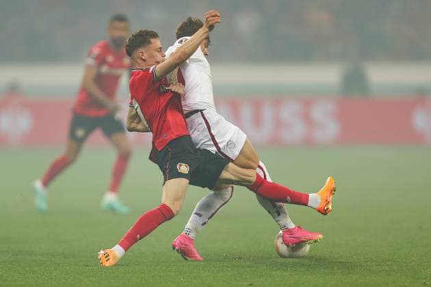 Germany, Leverkusen, 18.05.2023, BayArena, Bayer 04 Leverkusen - AS Rom - Uefa Europa Leaque, Florian Wirtz (Bayer 04 Leverkusen) und Nicola Zalewski (AS Rom) battle for the ball Leverkusen BayArena North Rhine-Westfalia Germany