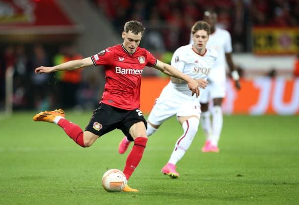 18.05.2023, Fussball UEFA Europa League 2022 2023, Halbfinale, Bayer 04 Leverkusen - AS Roma, in der BayArena Leverkusen (L-R) Florian Wirtz (Bayer Leverkusen) gegen Edoardo Bove (AS Rom)