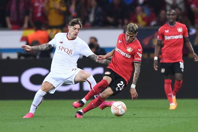 Fußball Europa League Halbfinale Bayer 04 Leverkusen - AS Rom am 18.05.2023 in der BayArena in Leverkusen Nicola Zalewski ( Rom ), links - Exequiel Palacios ( Leverkusen ), rechts