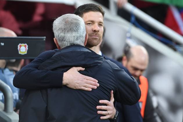 Sport Themen der Woche KW20 Sport Bilder des Tages Fußball Europa League Halbfinale Bayer 04 Leverkusen - AS Rom am 18.05.2023 in der BayArena in Leverkusen Jose Mourinho ( Trainer Cheftrainer Rom ), vorne - Xabi Alonso ( Trainer Cheftrainer Leverkusen ), hinten *** Soccer Europa League semifinal Bayer 04 Leverkusen AS Rome on 18 05 2023 in the BayArena in Leverkusen Jose Mourinho coach head coach Rome , front Xabi Alonso coach head coach Leverkusen , rear xRx