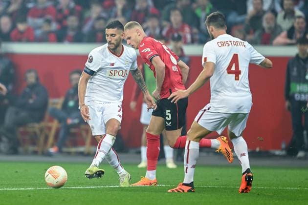 GER, Europa League, Halbfinale, Bayer 04 Leverkusen - AS Rom 18.05.2023, BayArena , Leverkusen , GER, Europa League, Halbfinale, Bayer 04 Leverkusen - AS Rom im Bild picture shows Lorenzo Pellegrini (AS Rom 7) und Mitchel Bakker (Bayer Leverkusen 5) (r) kämpfen um den Ball.