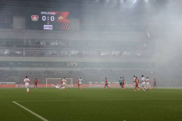 BayArena, Leverkusen, Pyro, Bayer 04 Leverkusen vs. AS Roma, Fussball, Europaleague, Halbfinale, Rueckspiel, Spielzeit 2022 2023, 18.05.2023 Foto: kolbert-press Ant Palmer Leverkusen NRW Deutschland
