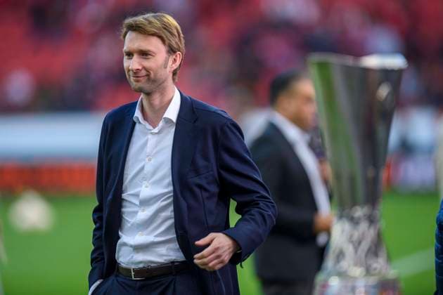 Fußball: Europa League, Saison 2022 2023, Halbfinale, Bayer 04 Leverkusen - AS Rom am 18.05.2023 in Leverkusen (Nordrhein-Westfalen). Leverkusen s Sportdirektor Simon Rolfes geht am UEFA Pokal vorbei, Copyright: xChristopherxNeundorfx xKirchnerxMediax