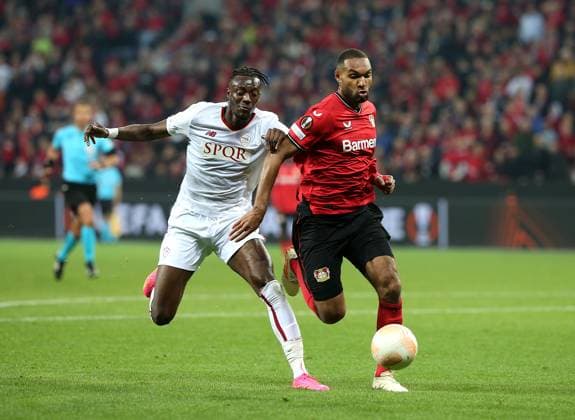 18.05.2023, Fussball UEFA Europa League 2022 2023, Halbfinale, Bayer 04 Leverkusen - AS Roma, in der BayArena Leverkusen (L-R) Tammy Abraham (AS Rom) gegen Jonathan Tah (Bayer Leverkusen)