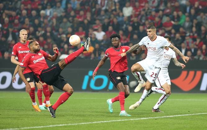 18.05.2023, Fussball UEFA Europa League 2022 2023, Halbfinale, Bayer 04 Leverkusen - AS Roma, in der BayArena Leverkusen (L-R) Jonathan Tah (Bayer Leverkusen) und Edmond Tapsoba (Bayer Leverkusen) gegen Gianluca Mancini (AS Rom)