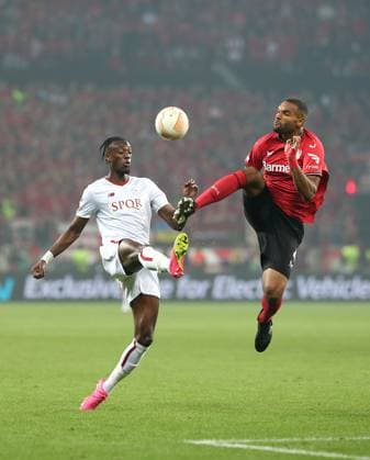18.05.2023, Fussball UEFA Europa League 2022 2023, Halbfinale, Bayer 04 Leverkusen - AS Roma, in der BayArena Leverkusen (L-R) Tammy Abraham (AS Rom) gegen Jonathan Tah (Bayer Leverkusen)